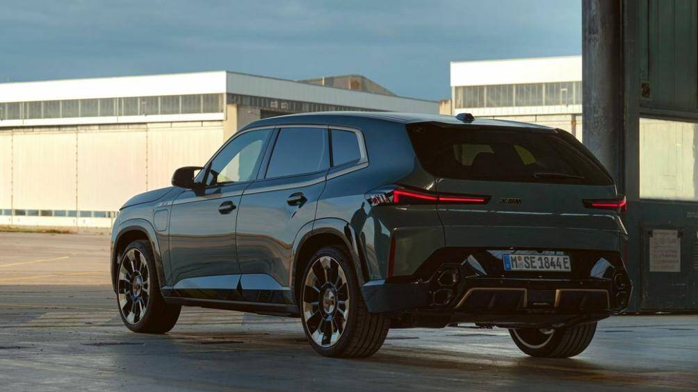 Dự kiến BMW XM 2023 sẽ có đầy đủ các công cụ hỗ trợ lái xe tiên tiến, bao gồm: phanh khẩn cấp tự động, kiểm soát hành trình thích ứng...