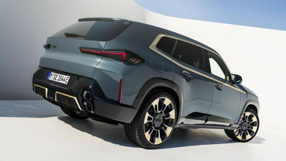 Ở phía sau, cụm đèn hậu của BMW XM 2023 có thiết kế mảnh, không quá ấn tượng như đèn hình boomerang trên xe concept