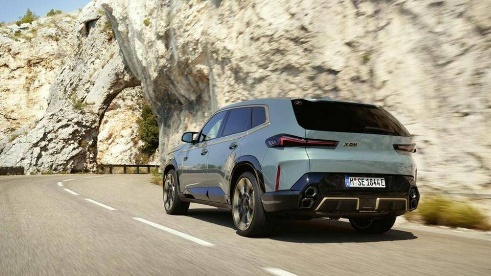 Ốp màu đen bóng trên cản sau, bộ khuếch tán gió, 2 đèn phản quang nằm dọc và bộ đôi ống xả xếp chồng lên nhau theo chiều dọc