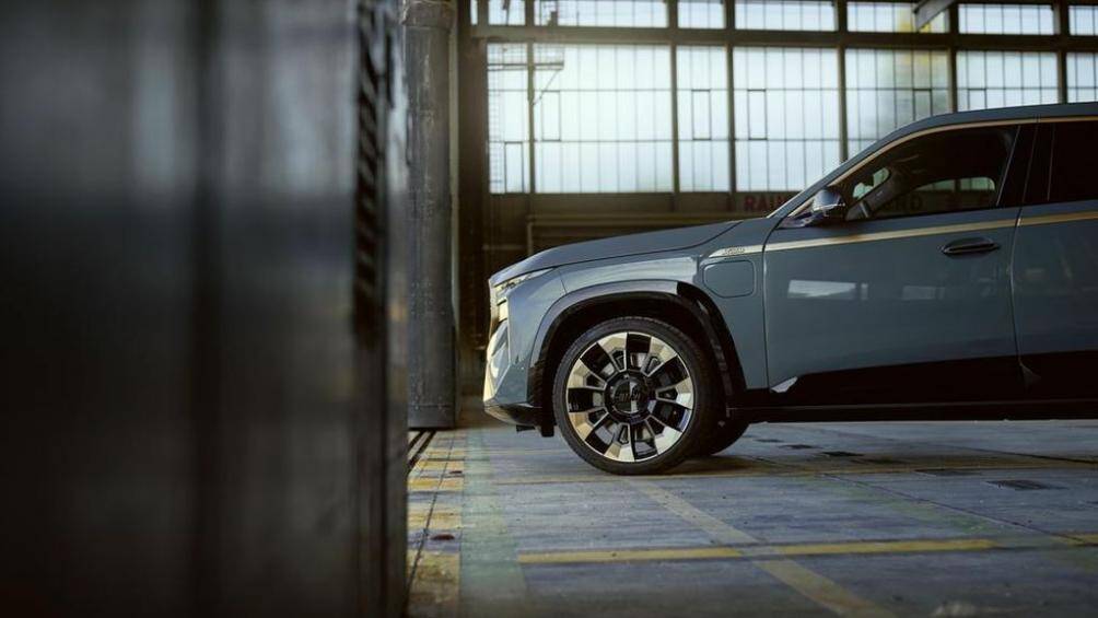 Sức mạnh trên cho phép BMW XM 2023 có thể tăng tốc từ 0-96 km/h trong thời gian 4,1 giây, trước khi đạt tốc độ tối đa 250 km/h