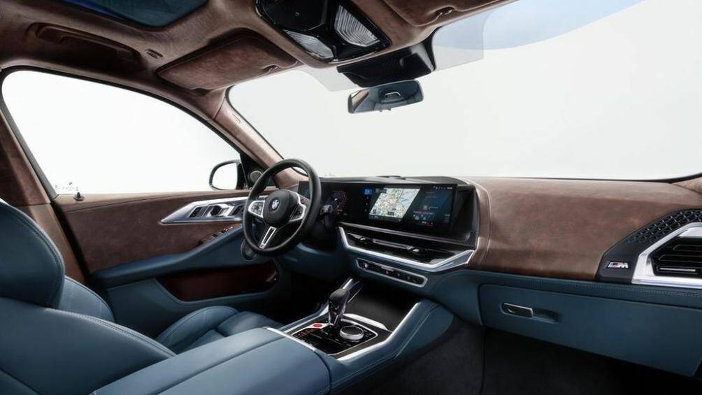 Bên trong, bảng đồng hồ kỹ thuật số nối liền với màn hình cảm ứng trung tâm, trần xe tích hợp khoảng 100 đèn LED