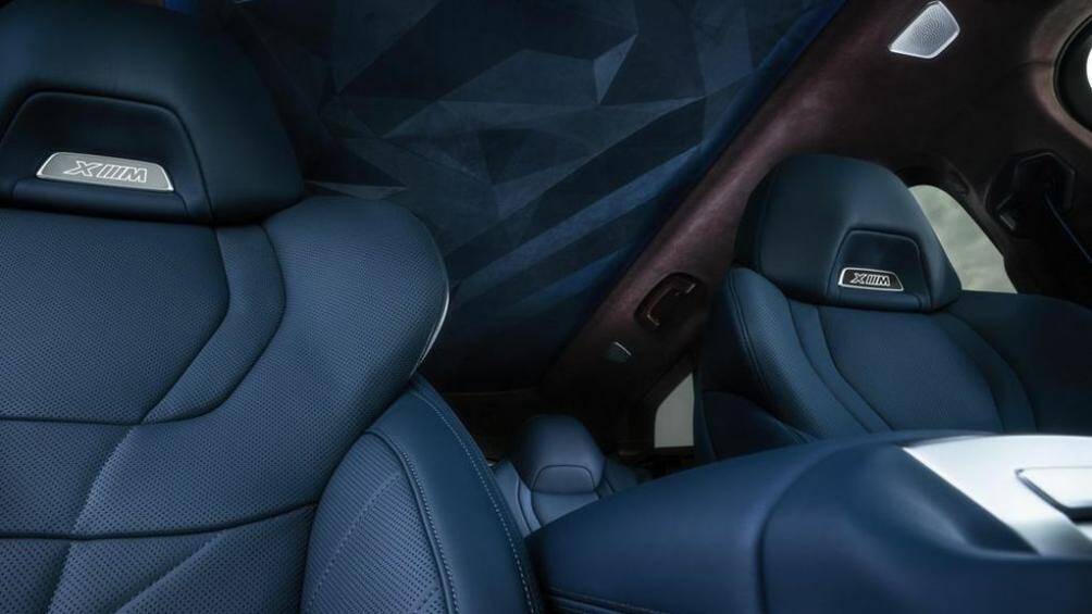 Xe còn được trang bị một mô-tơ điện mạnh 194 mã lực nâng tổng công suất của BMW XM 2023 lên tới 644 mã lực và mô-men xoắn 800 Nm