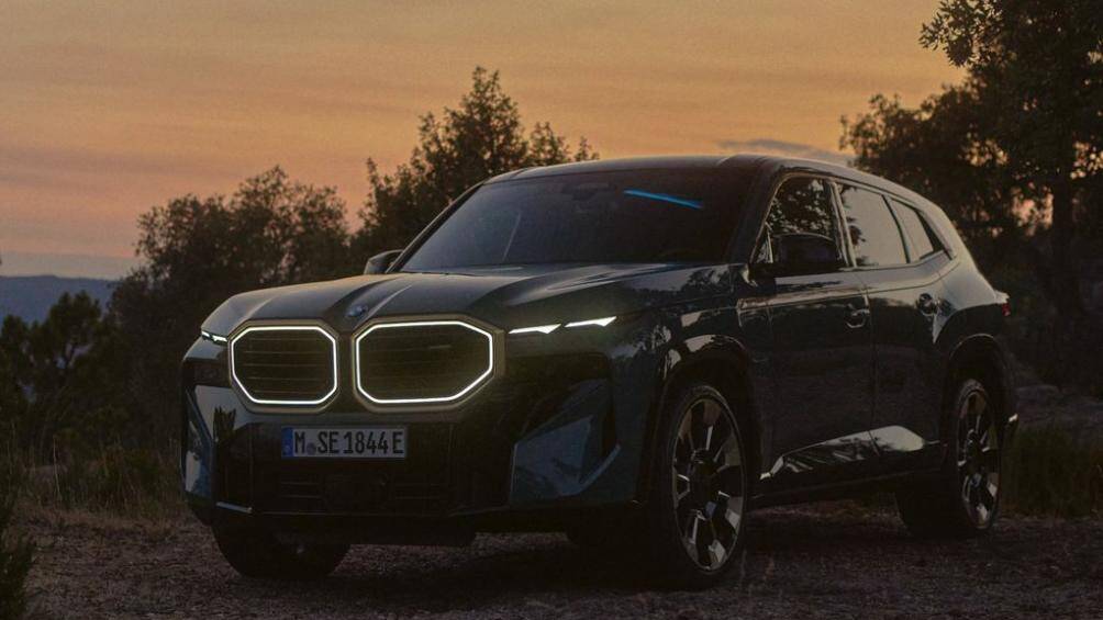 Phần đầu xe được trang bị lưới tản nhiệt hình quả thận đôi cỡ lớn, kết hợp với viền phát sáng cùng hệ thống đèn 2 tầng