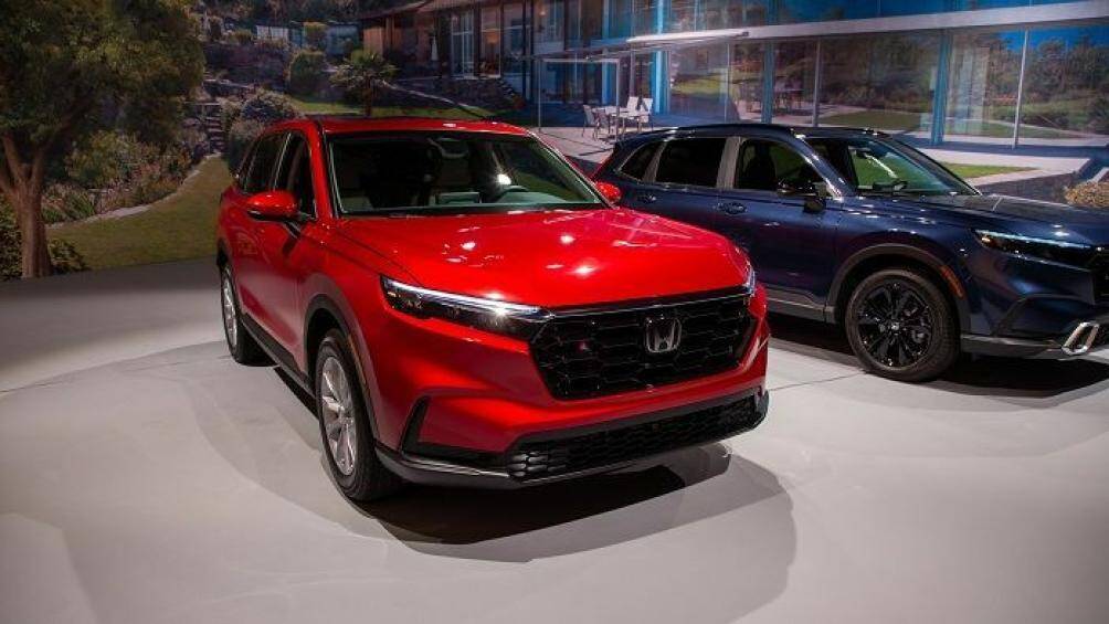 Động cơ hybrid bao gồm máy xăng 4 xi-lanh, dung tích 2.0L và 2 mô-tơ điện, tạo ra công suất tổng cộng 207 mã lực cùng mô-men xoắn cực đại 335 Nm