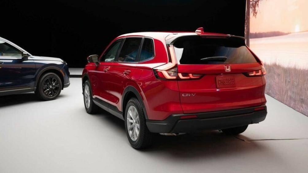 Thêm vào đó là gương chiếu hậu được đưa xuống cửa giúp giảm điểm mù cho người lái, anten hình vây cá mập trên nóc