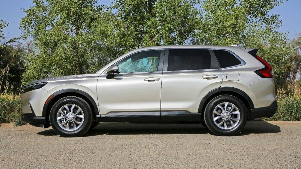 Tại đây, Honda CR-V 2023 có đủ cả phiên bản 5 chỗ lẫn 7 chỗ. Thêm vào đó là 2 tùy chọn động cơ xăng tăng áp và hybrid