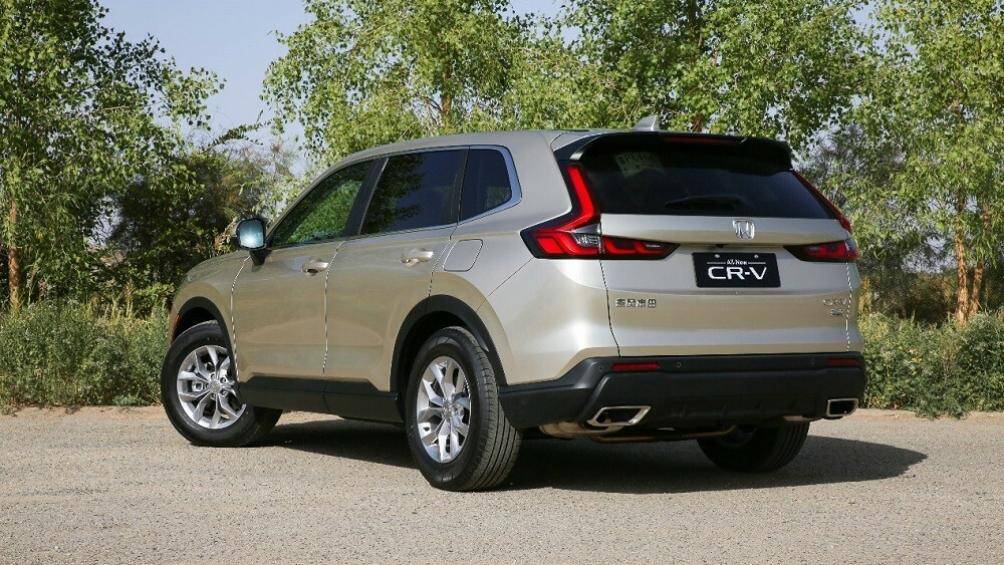 Cụm đèn hậu hình chữ "L" ôm lấy kính chắn gió sau và 2 đầu ống xả giả hình chữ nhật dưới cản sau