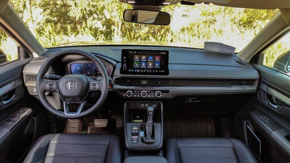 Bên trong xe, cửa gió điều hòa đi kèm tấm lưới tổ ong trang trí, màn hình cảm ứng trung tâm đặt nổi và vô lăng 3 chấu, tích hợp phím chức năng