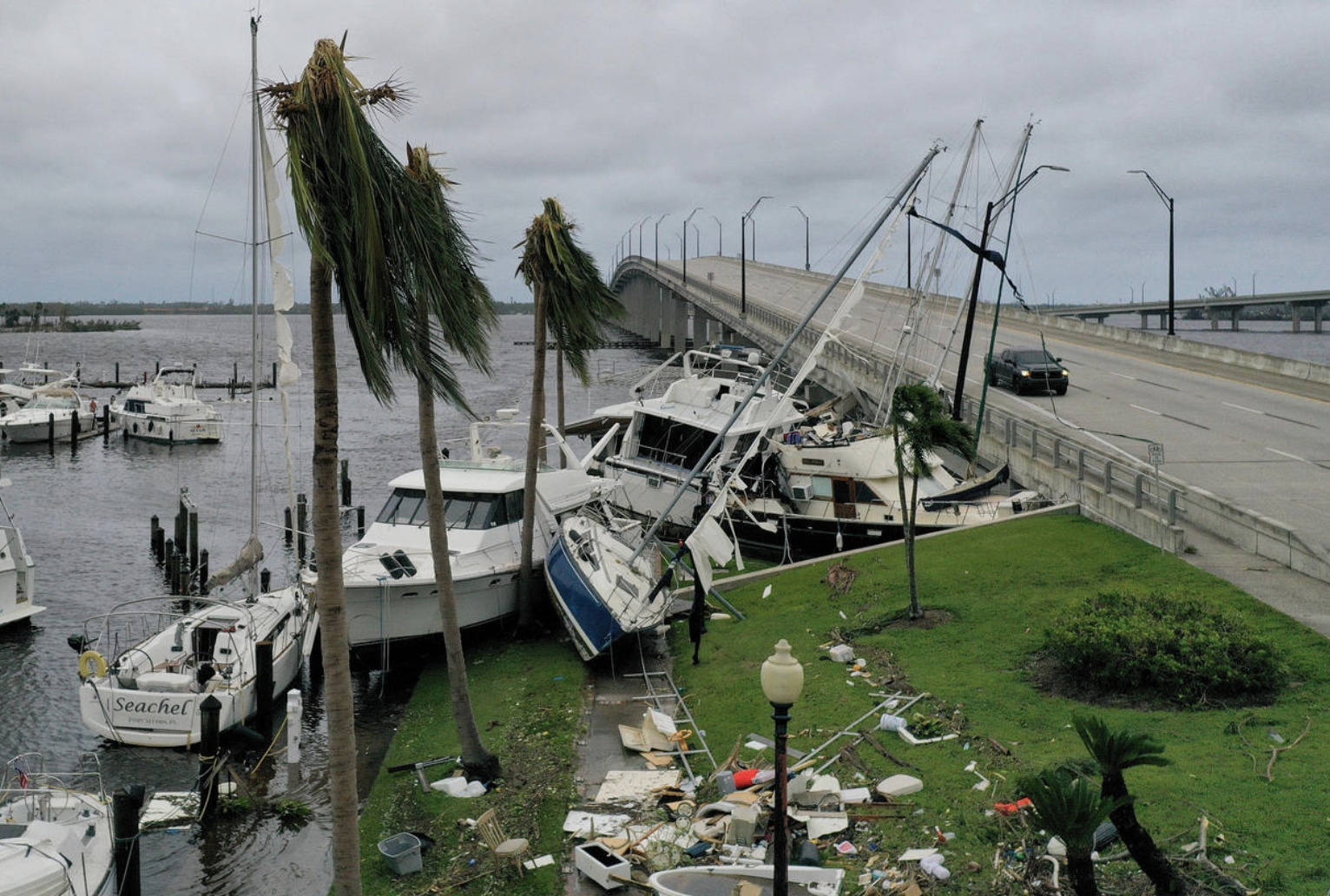 Tại đây, Chính quyền bang Nam Carolina đã ra cảnh báo bão đối với toàn bộ khu vực duyên hải.