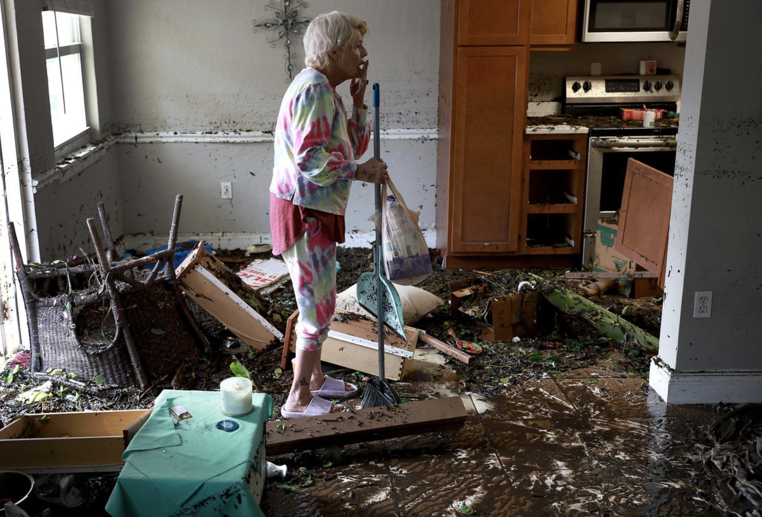 Thống đốc DeSantis ước tính, hơn 2 triệu ngôi nhà và cơ sở kinh doanh bị mất điện, nhất là ở hạt Lee.