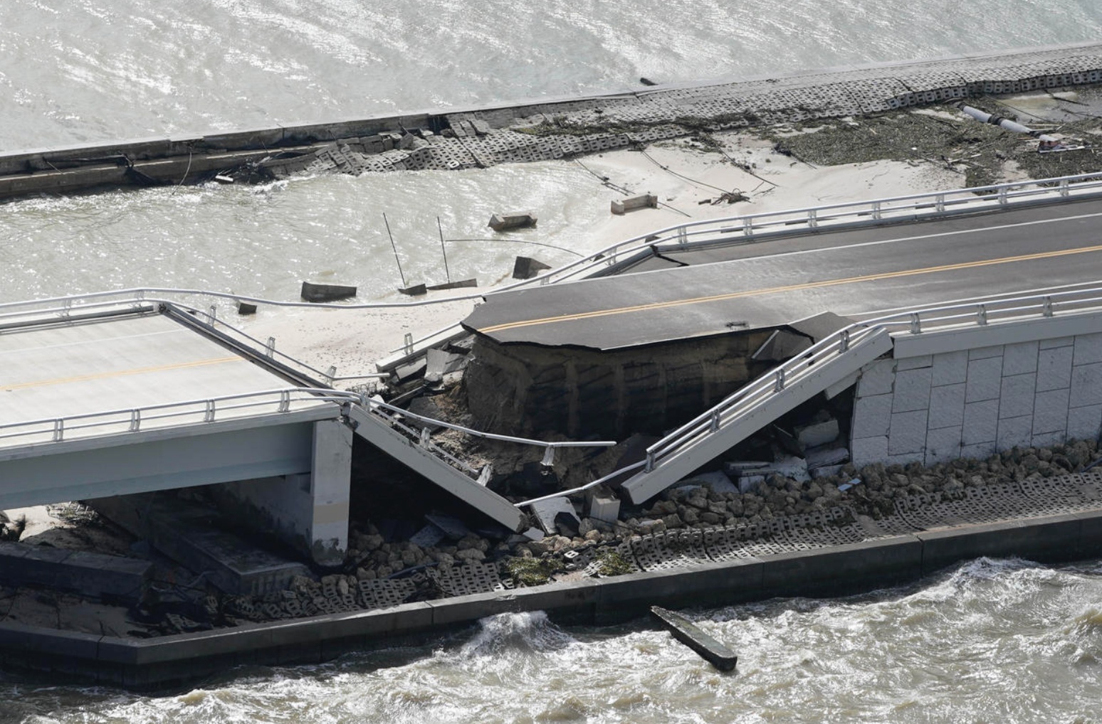 Ngoài ra, bão Ian còn phá hỏng cầu, đường bộ, làm đổ cây cối tại nhiều nơi của bang Florida.