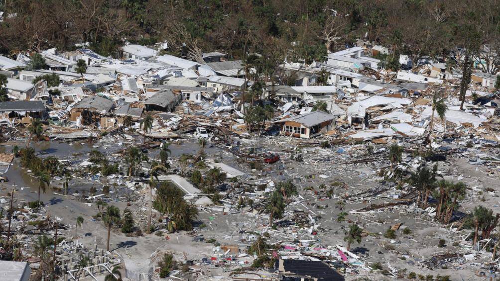 Bão đã tàn phá các thành phố duyên hải, nhấn chìm nhiều nhà cửa và cơ sở kinh doanh, cô lập các cộng đồng sinh sống trên đảo.