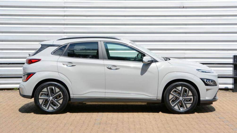 2. Hyundai Kona Electric (phạm vi hoạt động mỗi lần sạc đầy: 415 km)