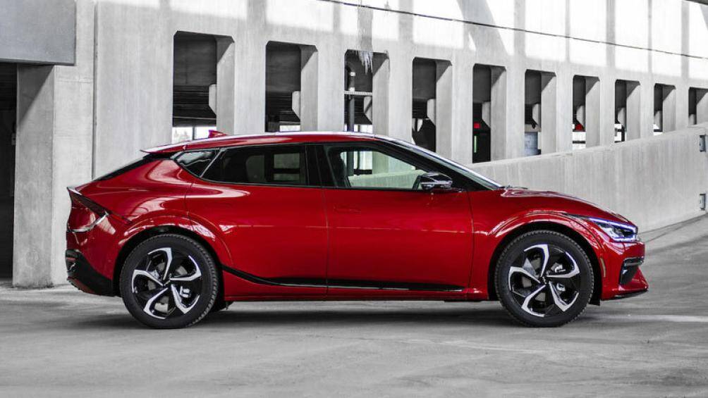 5. Kia EV6 (phạm vi hoạt động mỗi lần sạc đầy: 373 km)