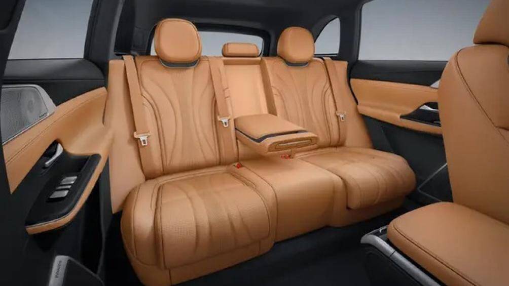 Đặc biệt, G9 được trang bị trợ lý bằng giọng nói tiên tiến, có khả năng phản hồi trong vài phần nghìn giây, kiểm soát hơn 600 tính năng của xe