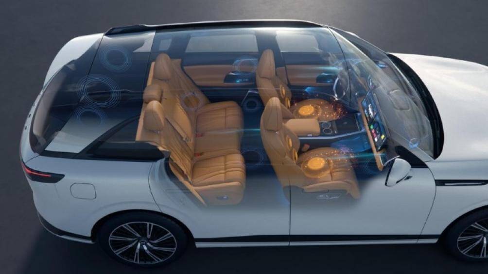 Nội thất xe bọc da Nappa sang trọng, tinh tế. Phần để chân phía trước rộng rãi