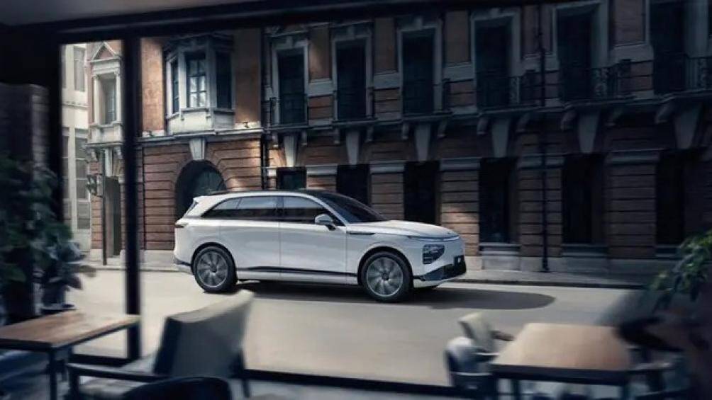 Chiếc xe này cũng sở hữu tính năng lái bán tự động mới nhất, hứa hẹn có khả năng điều hướng trên đường cao tốc, chuyển làn và tự động lái