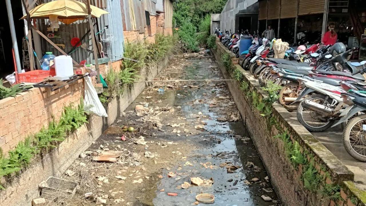 Dân 'vô tư' xả rác, lấn chiếm kênh thủy lợi gây lụt cả thị trấn ở Lâm Đồng