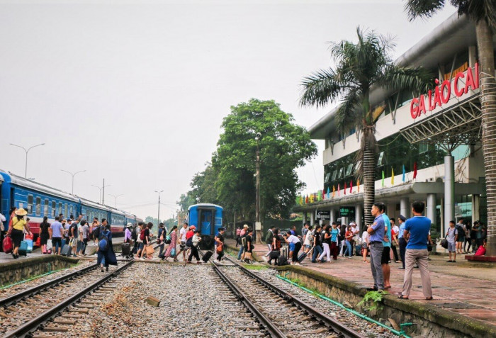 Khách du lịch Sa Pa tăng cao, đường sắt chạy hàng ngày tàu hỏa đi Lào Cai