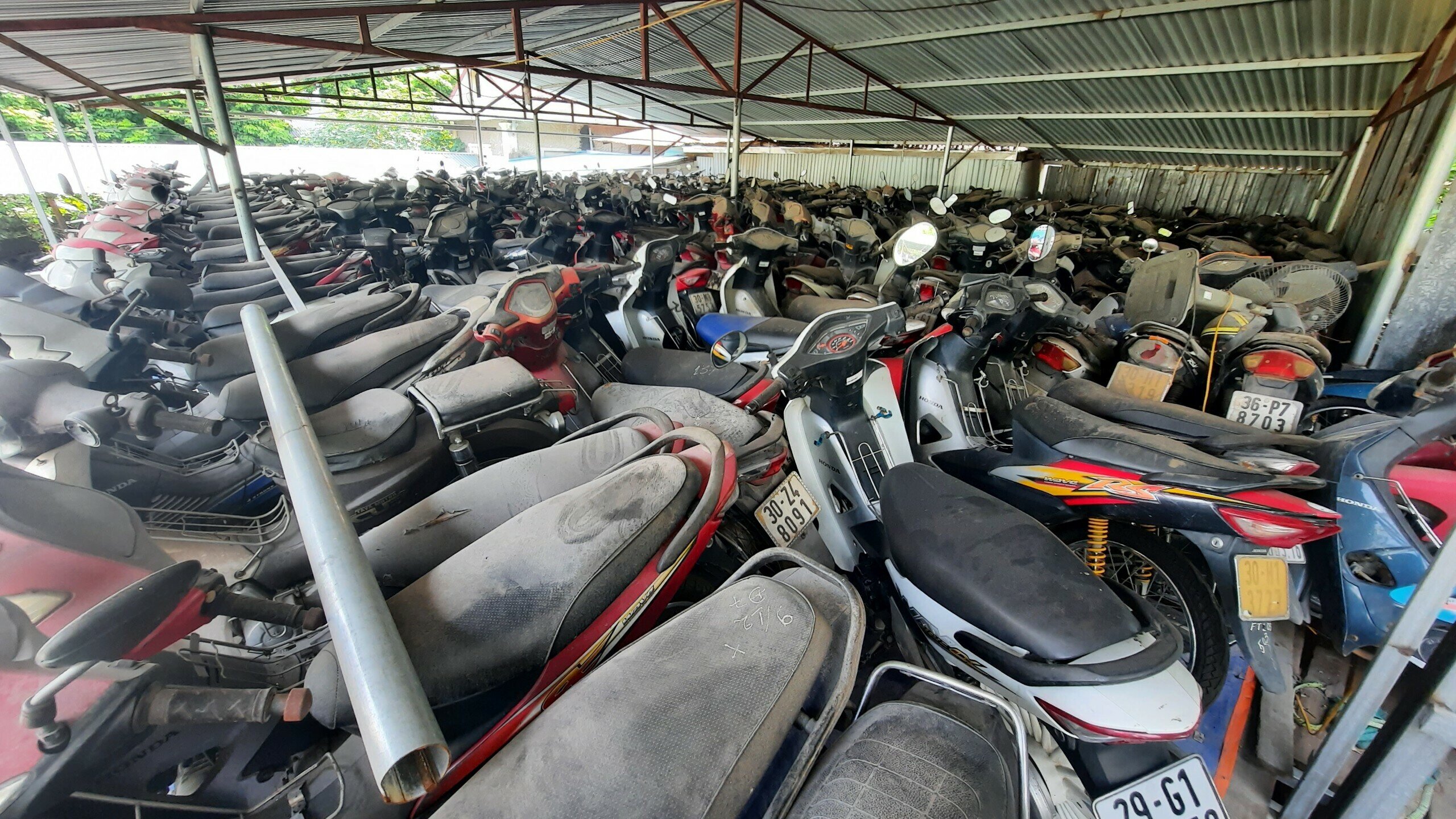 Ông Thốn cho biết, dù đã làm hồ sơ để thanh lý những chiếc xe "vô chủ", nhưng vì nhiều lý do (về thủ tục, dịch bệnh Covid-19), mà gần 3 năm nay chưa thể tiến hành đấu giá được một chiếc xe máy nào.