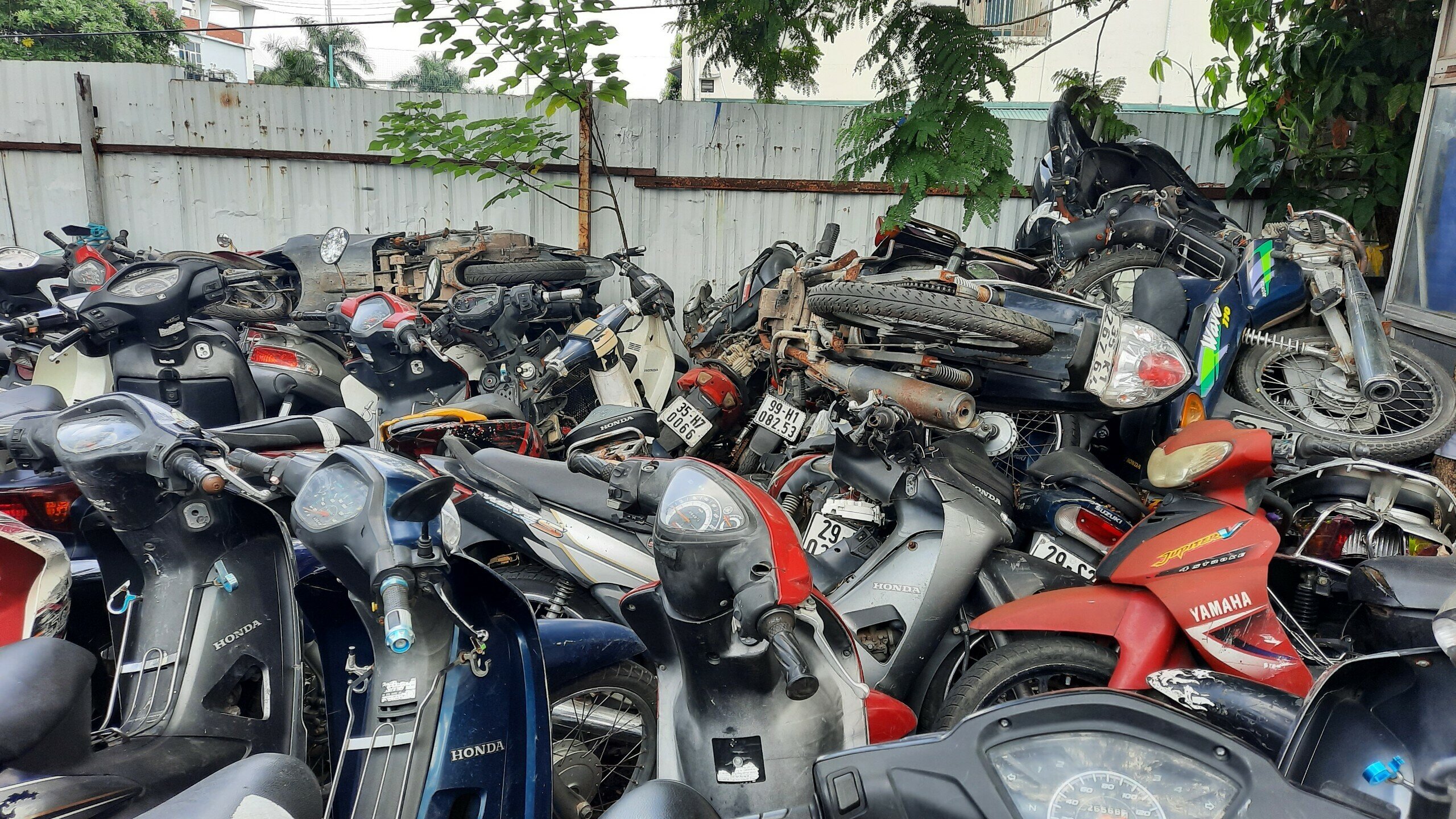 "Có nhiều lý do để người vi phạm không đến lấy xe, như mức phạt cao tương đương với giá trị xe hoặc người điều khiển không đủ các loại giấy tờ theo quy định, xe đã bị thay đổi kết cấu, chế độ các bộ phận", nhân viên trông giữ xe ở đây cho hay.