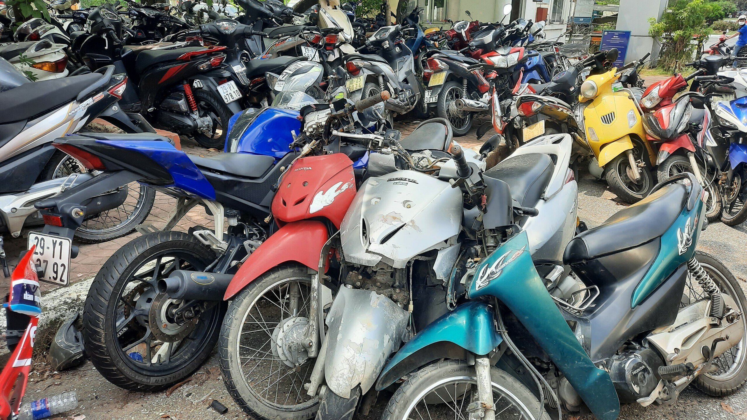 Những chiếc xe máy tại đây cũng bị bụi phủ một lớp dày bởi đã quá lâu rồi người vi phạm không đến làm thủ tục nộp phạt để lấy xe ra.