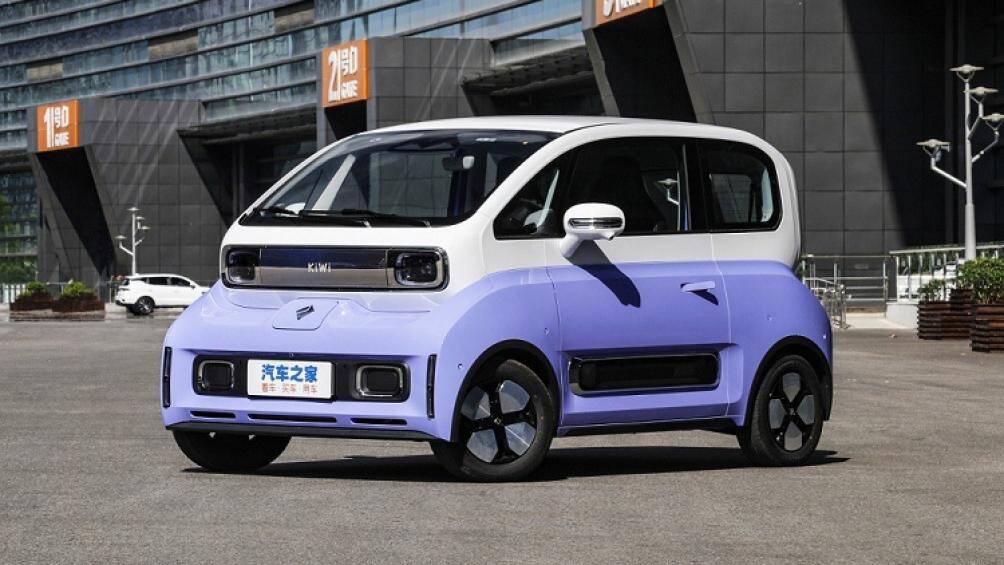 Đầu xe được trang bị 2 đèn pha hình chữ nhật, bao quanh bằng dải đèn LED định vị ban ngày