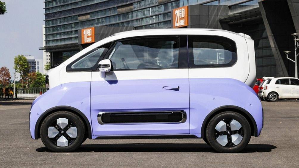 Bên sườn, KiWi EV 2023 chỉ có 2 tay nắm cửa nằm chìm vào thân xe, nóc được thiết kế thẳng thớm, gương chiếu hậu tích hợp đèn báo rẽ và nằm trên cửa