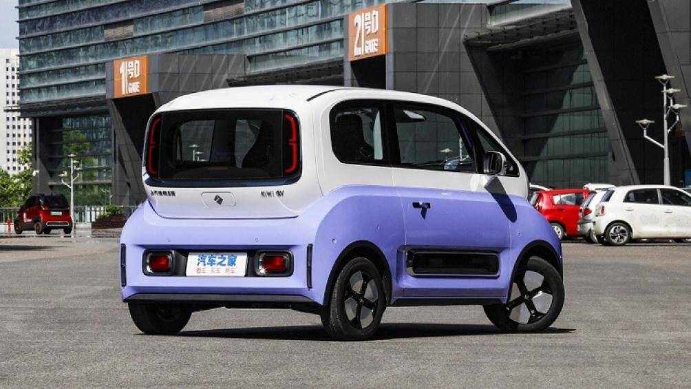 Phía sau xe xuất hiện cụm đèn hậu hình chữ "C" nằm dọc, chia thành 2 tầng và ôm lấy kính chắn gió sau. Cản sau được thiết kế tương đồng với cản trước