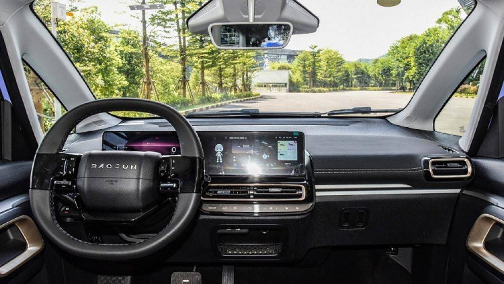 Bên trong, xe được bổ sung 2 màn hình 10,25 inch nối liền với nhau, nằm độc lập trên mặt táp-lô, giúp nội thất thêm hiện đại