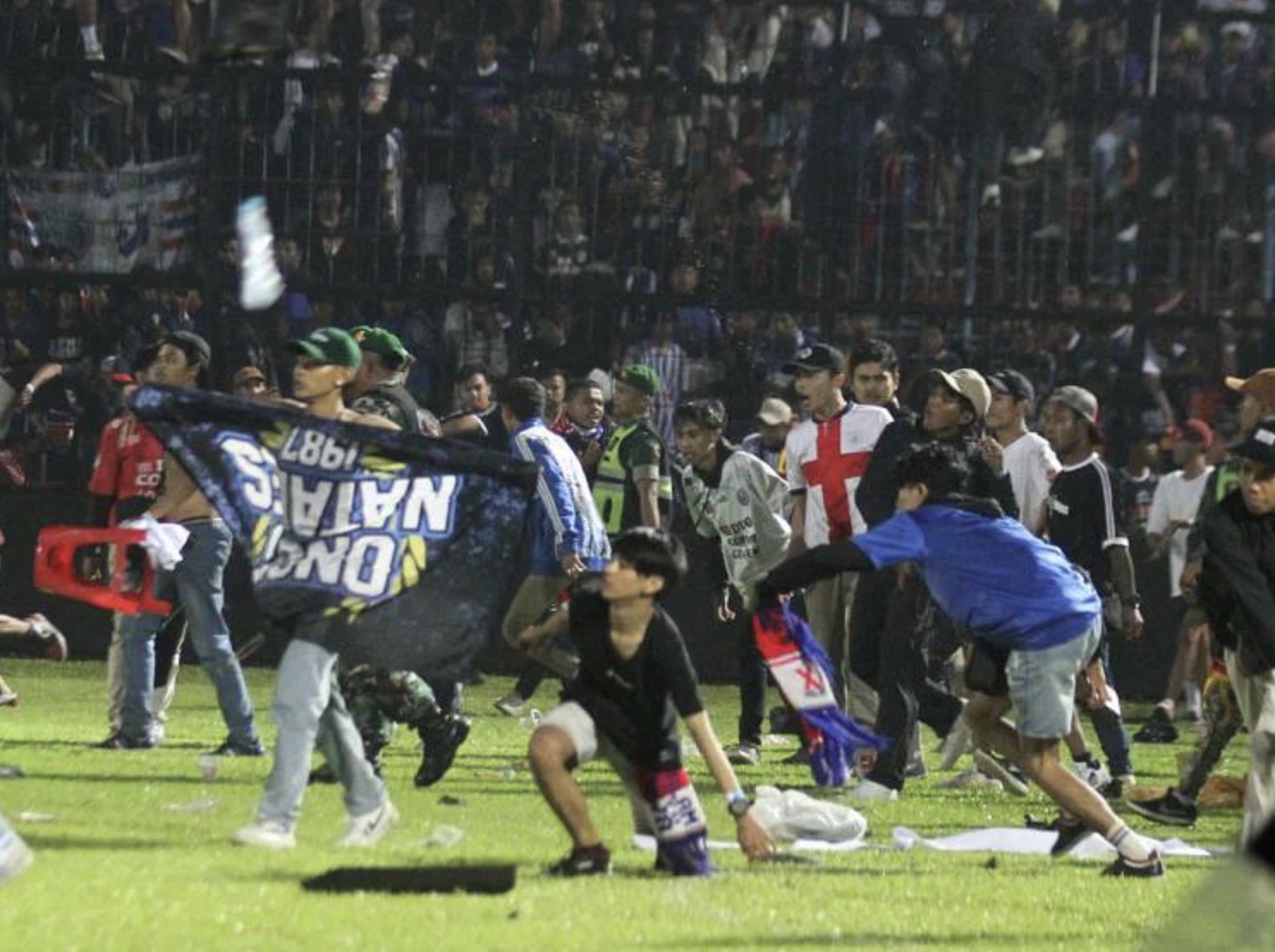 Thảm hoạ tại sân bóng xảy ra sau khi trận đấu giữa đội bóng Arema FC và Persebaya Surabaya kết thúc. Người hâm mộ của đội Arema đã ồ ạt lao từ trên khán đài xuống sân, buộc cảnh sát phải dùng hơi cay, dẫn đến cảnh giẫm đạp, nhiều trường hợp bị nghẹt thở, theo Cảnh sát trưởng khu vực Đông Java Nico Afinta.