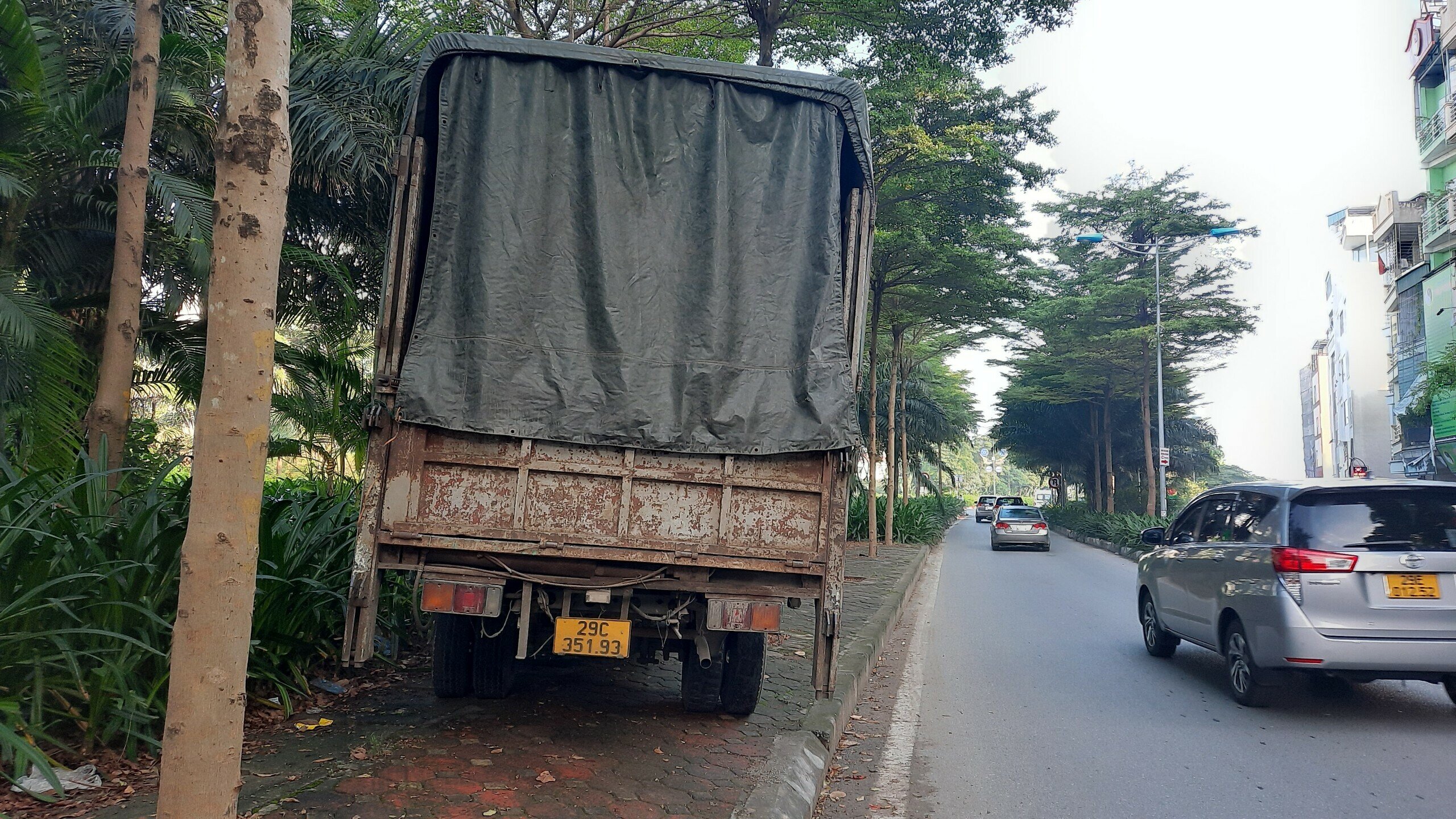 Khi tiếp cận đến những chiếc xe vi phạm này, Tổ liên ngành gặp khó khăn trong việc liên lạc với tài xế, bởi có nhiều lái xe đã không để lại số điện thoại trên xe.