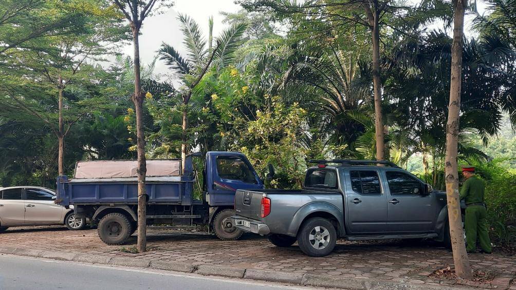 “Tôi từ Phú Thọ đưa người đi cấp cứu trong đêm, lúc quay về buồn ngủ quá nên đỗ xe lên vỉa hè này ngủ một lát rồi đi tiếp”, tài xế BKS 19A-29169 cho hay.