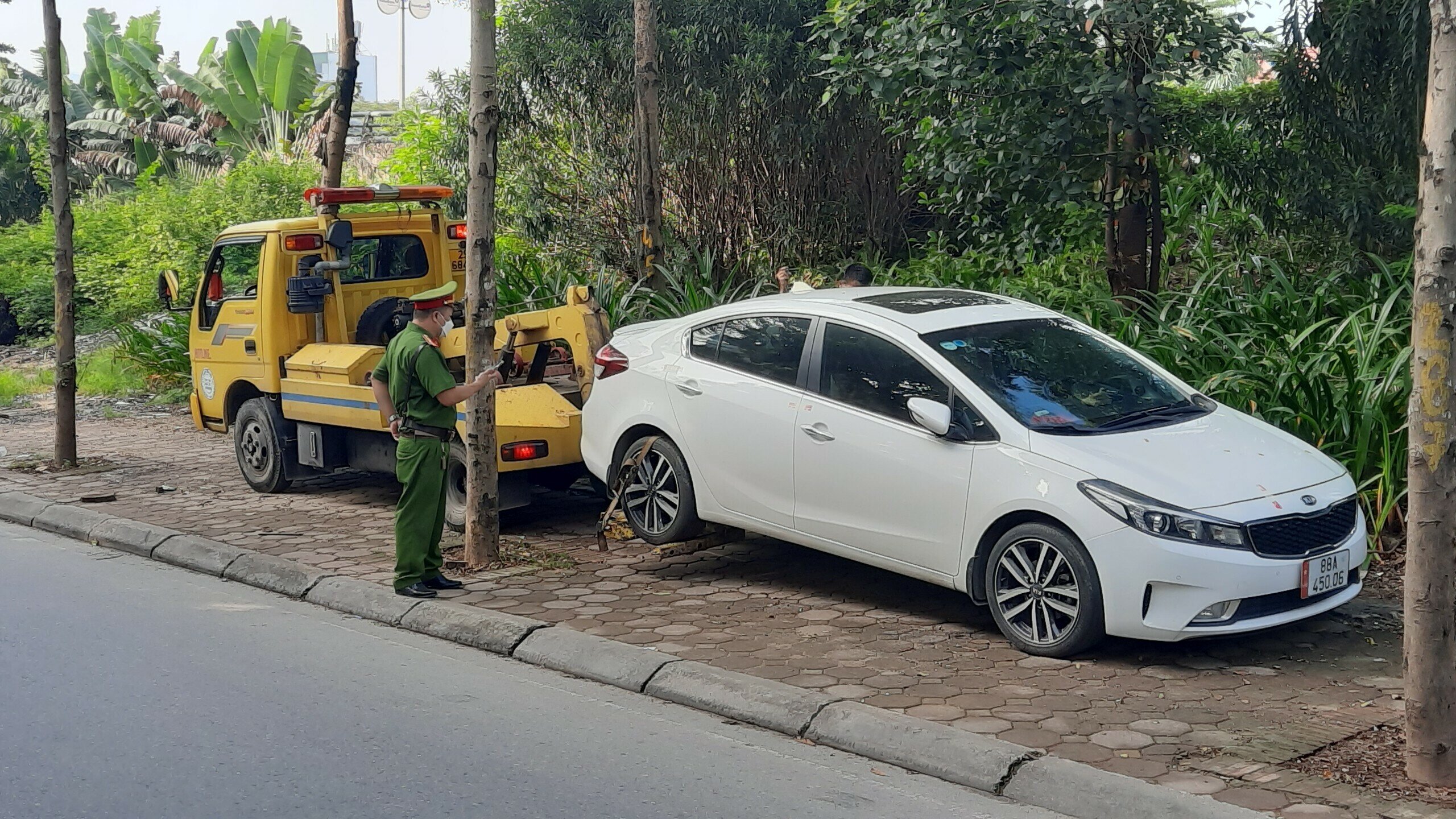 Một số xe vi phạm, lực lượng chức năng đã tiến hành cẩu về bãi vì tài xế không đến để giải quyết.