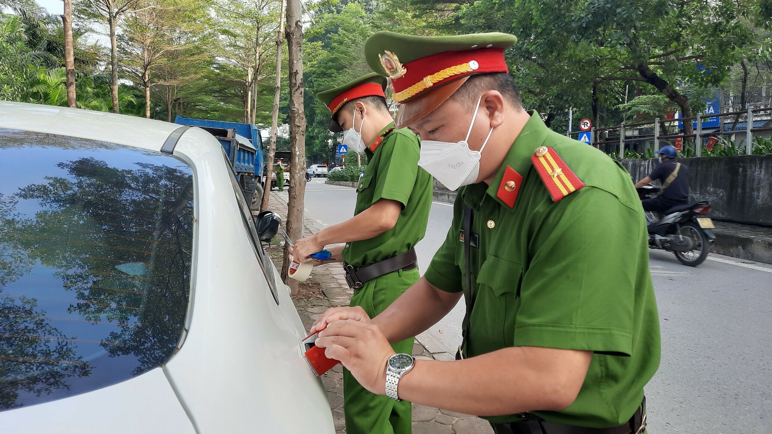 Ông Nguyễn Anh Tuấn, Phó trưởng Công an phường Nghĩa Đô cho biết, thực hiện chỉ đạo của Công an quận Cầu Giấy và TP Hà Nội, chúng tôi đã phối hợp với lực lượng CSGT - trật tự quận Cầu Giấy thường xuyên tuần tra, khi phát hiện vi phạm về dừng đỗ xe không đúng quy định sẽ tiến hành xử lý nghiêm.