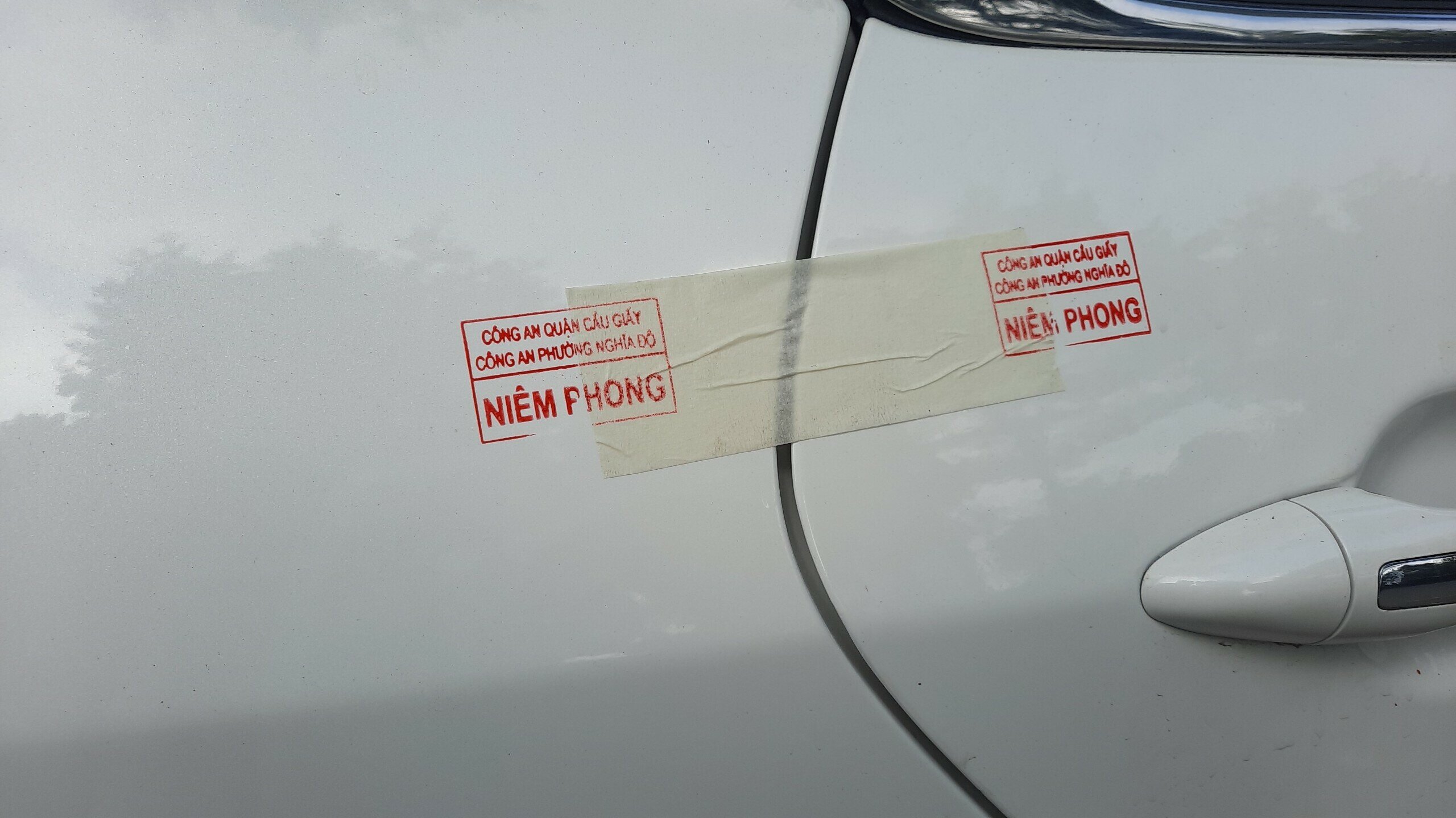 Trước khi cẩu xe vi phạm, lực lượng chức năng tiến hành dán niêm phong và lập biên bản.