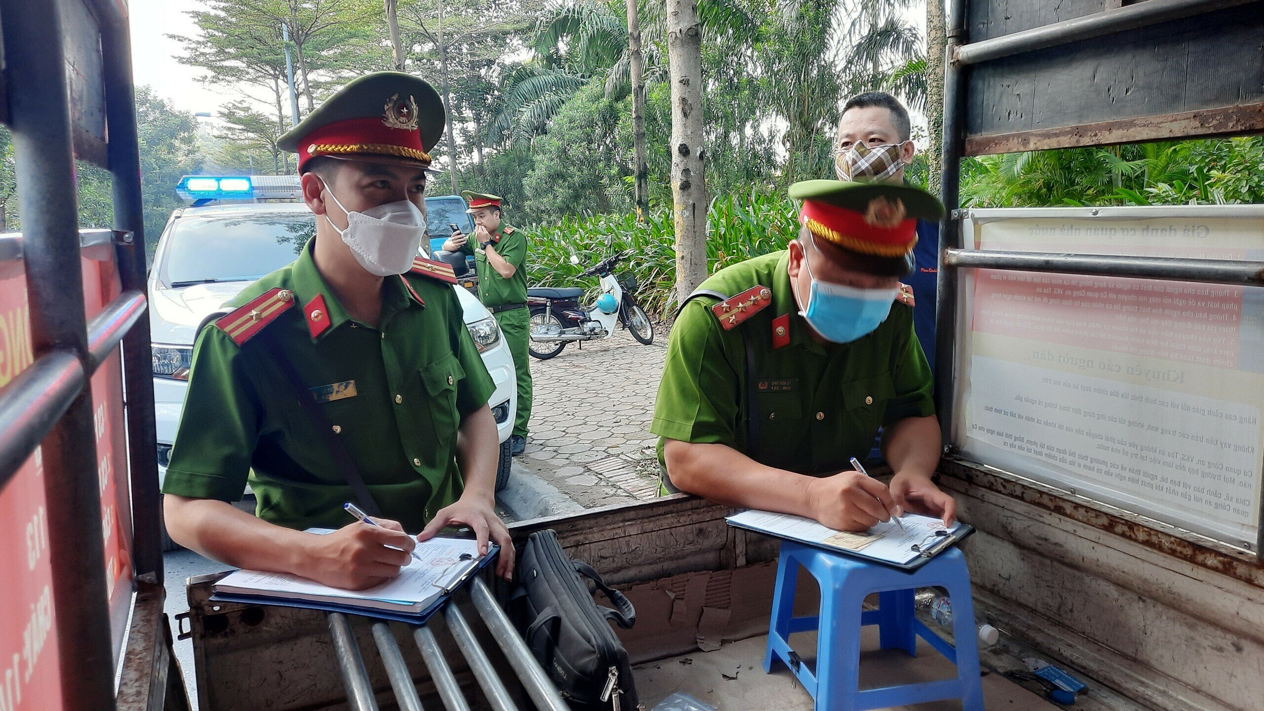 Sau khi vận động, gọi điện tài xế ra chỗ xe vi phạm, lực lượng chức năng đã tiến hành xử phạt hàng loạt xe ô tô vi phạm như: 29C-00831; 30H-55232; 29H-46353; 29C-25079... Theo Nghị định 100/2019/NĐ-CP, các hành vi dừng, đỗ xe không đúng nơi quy định và đỗ xe ghếch bánh lên vỉa hè sẽ bị phạt tiền từ 0,8-1 triệu đồng.