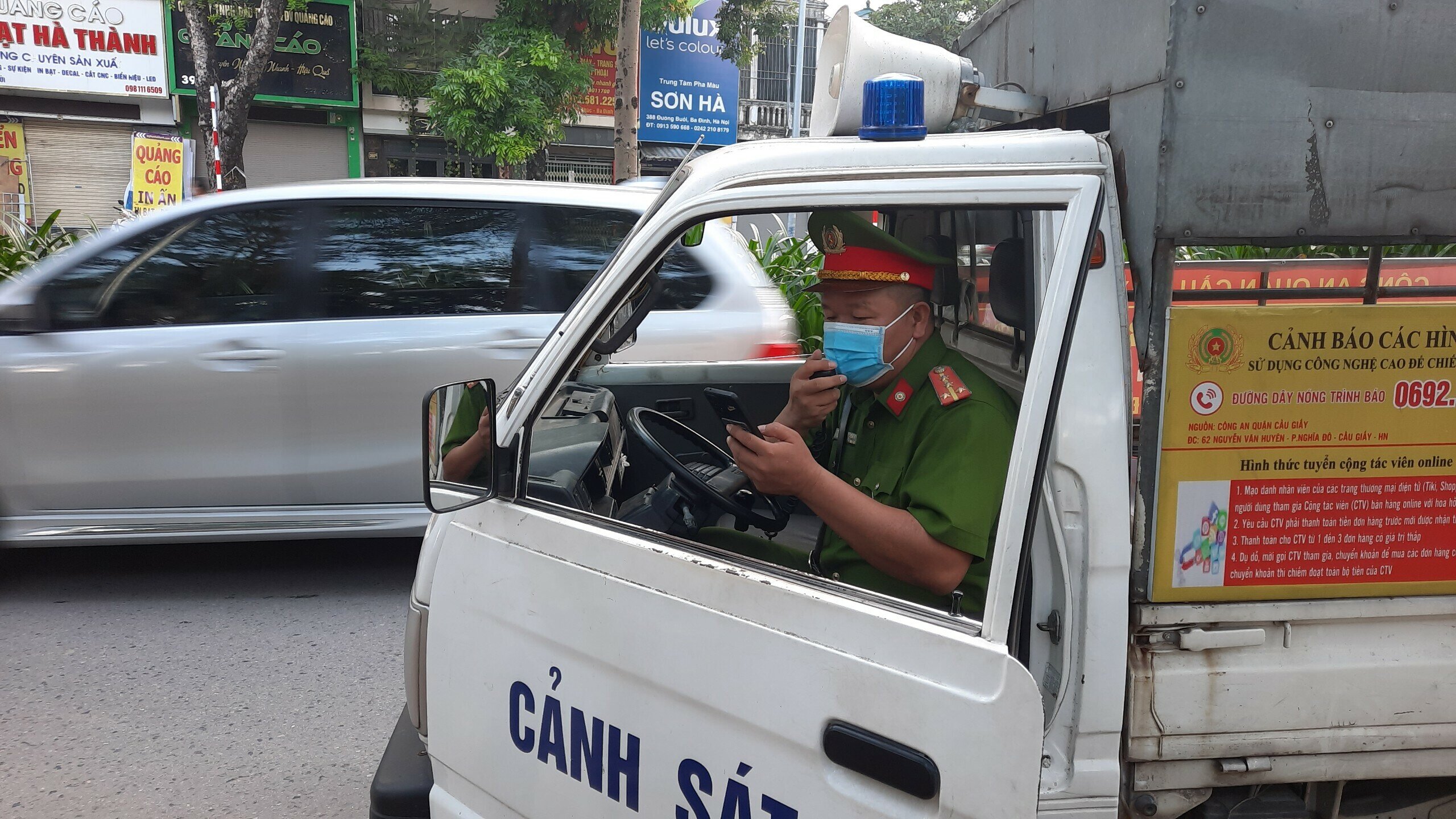Công an phải dùng loa phóng thanh đọc biển số xe vi phạm nhiều lần và mời tài xế ra làm việc.