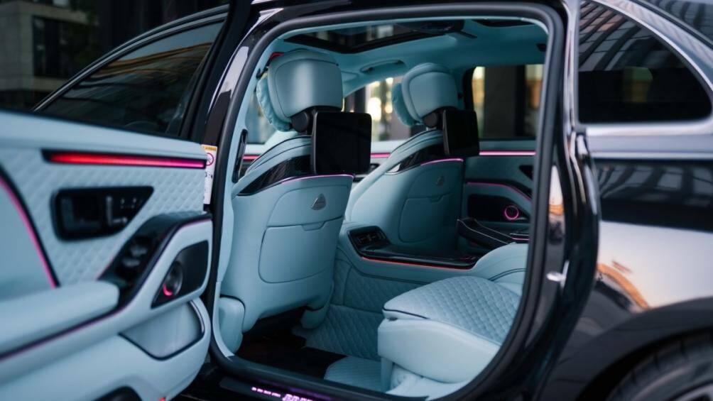 Ghế sau có hệ thống làm mát và sưởi, buồng lái kỹ thuật số hoàn toàn và hệ thống chiếu sáng xung quanh lạ mắt