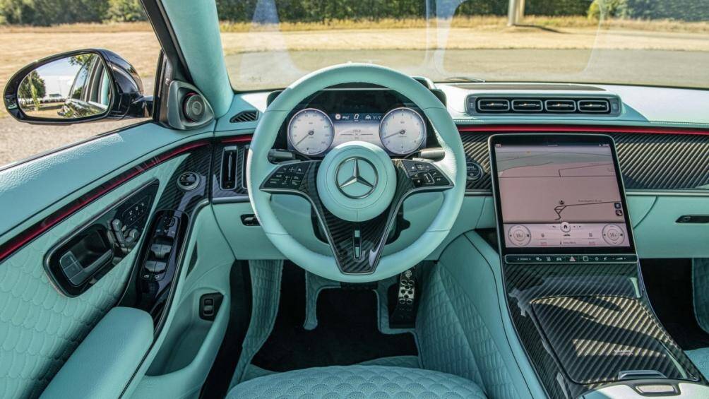 Phiên bản độ Brabus 600 có bộ bodykit bằng sợi carbon, nội thất màu xanh ngọc bên trong cabin và động cơ V8 được bổ sung sức mạnh