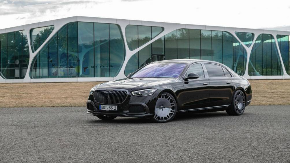 Ở ngoại thất, chiếc limousine đã được xử lý bằng sợi carbon trên các viền bao quanh hốc hút gió cùng giảm chấn nổi bật và trang trí bộ khuếch tán