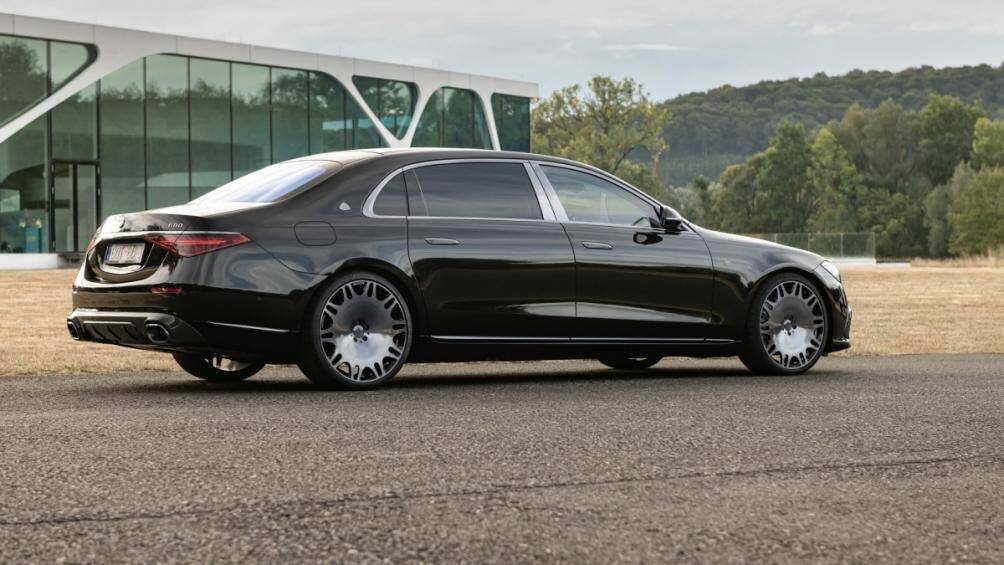 Bộ mâm sáng thông thường đã được thay thế bằng lớp Shadow Chrome tối màu, kết hợp cùng bộ la-zăng rèn BRABUS Monoblock M “Platinum Edition” 22 inch