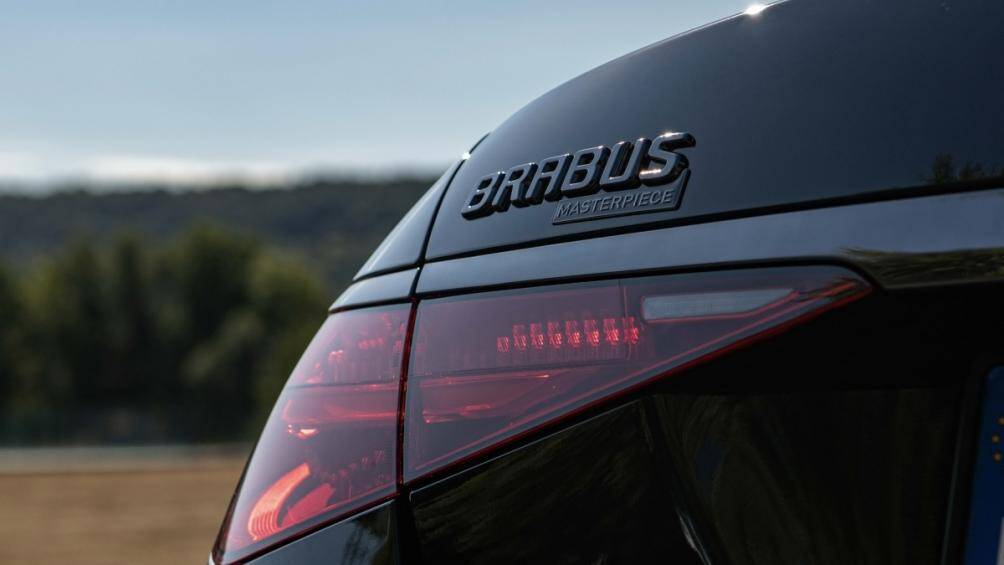 Cuối cùng, hãng độ đã thêm huy hiệu Barbus Masterpiece trên tấm chắn bùn trước và trụ D