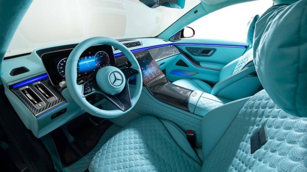 Bên trong, một bộ ghế da màu xanh ngọc lam mới bao phủ hầu hết các bề mặt xung quanh cabin, với lớp chần bông “Seashell Diamond” đặc trưng của Brabus