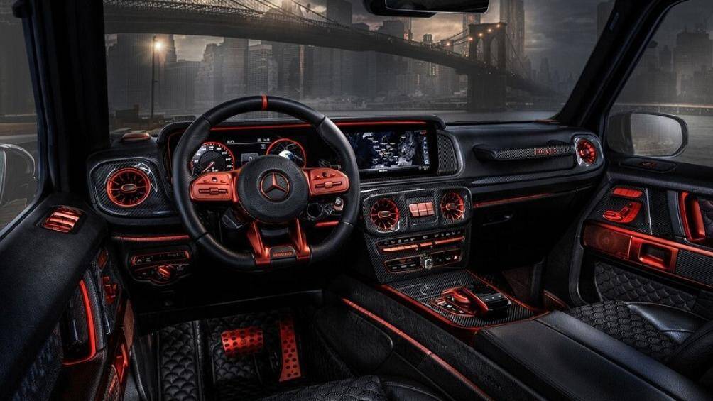 Không gian nội thất 4 chỗ được bọc da cao cấp Brabus Masterpiece với đường chỉ khâu “Seashell Diamond”, tương phản với các đường viền màu đỏ