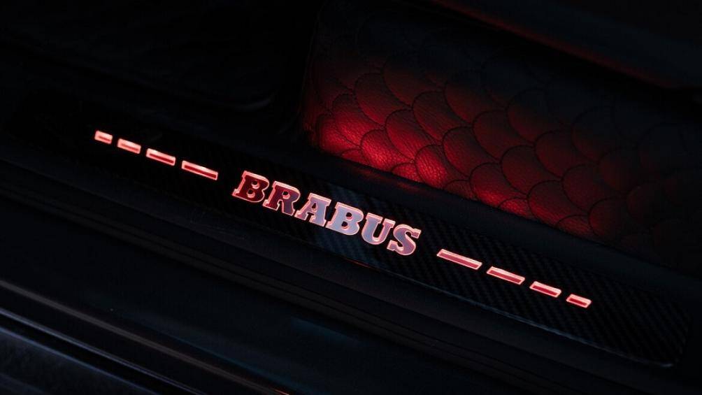 Chiếc siêu bán tải nặng 2.720 kg, Brabus P 900 Rocket Edition có thể tăng tốc từ 0-100 km/h trong 3,7 giây, xe đạt tốc độ tối đa 280 km/h