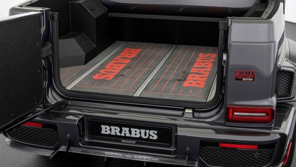 Ống xả gắn bên hông và thùng chở hàng được thiết kế riêng với sàn thép và ốp sợi carbon