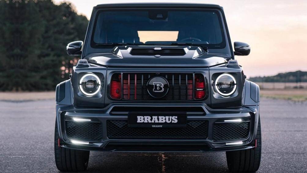 Các chi tiết khác bao gồm nắp ca-pô có lỗ thông hơi với cửa sổ kính cho nắp động cơ, chắn bùn rộng với cửa hút gió tích hợp