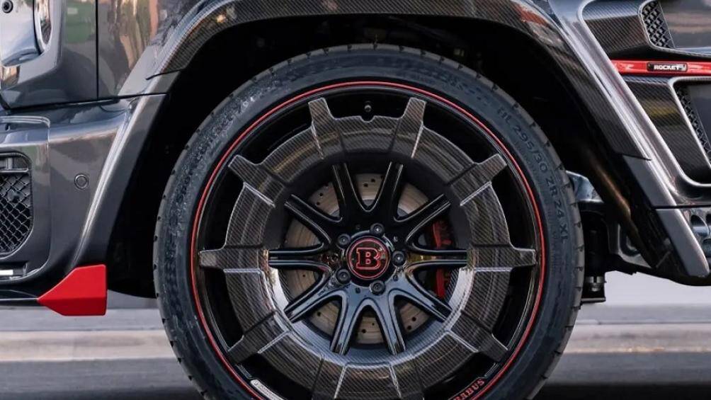 Chiếc xe được trang bị bộ la-zăng đúc 24 inch Brabus Monobloc Z “Platinum Edition” lớn với các đĩa Aero-sợi carbon