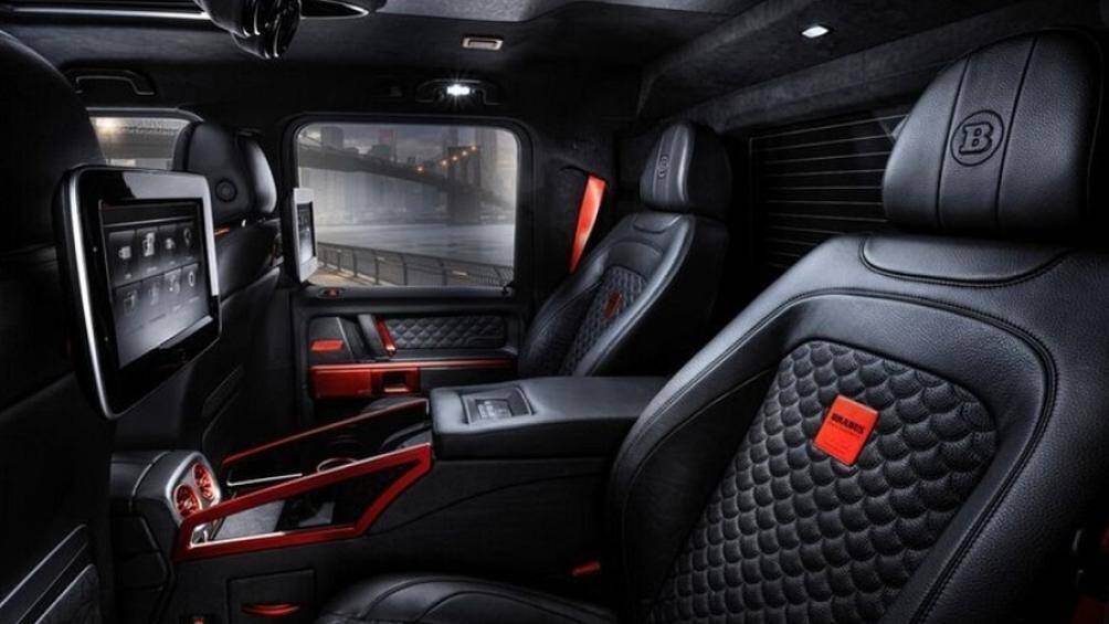 Ghế ngồi có tính năng sưởi và thông gió, màn hình gắn trên lưng ghế trước cùng bảng điều khiển cảm ứng 4,3 inch cho hành khách phía sau